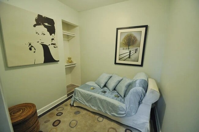 Office/small bedroom - 1810 S Throop St Unidad #1