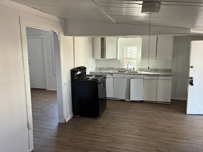 Photo - 105 E Bond St