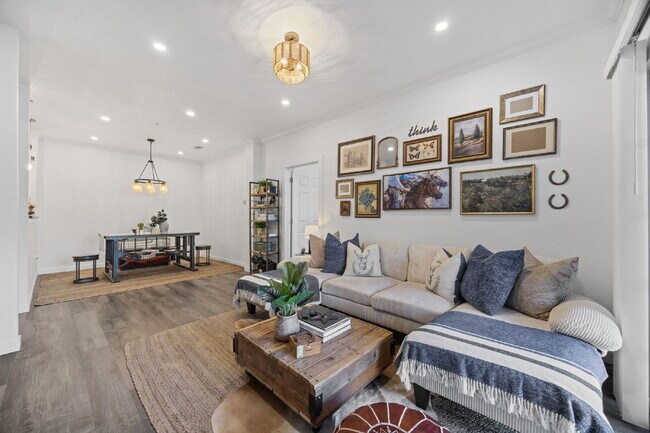 Photo - newly remodeled charming 2bd/2ba condo w/pool access Unit 10105