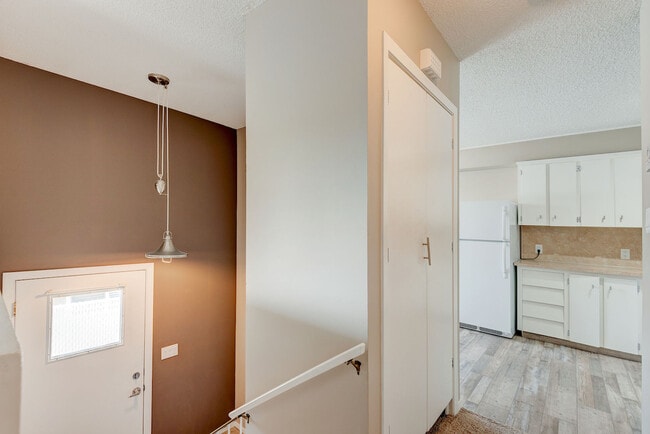 Photo - 2116-2123 23 Ave SW