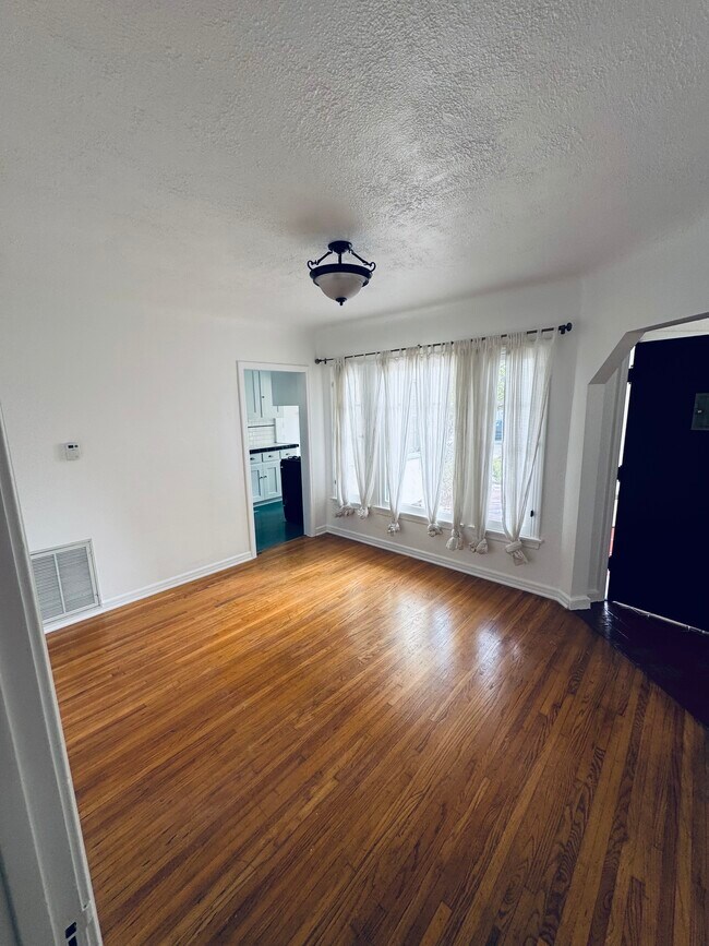 1855 S Cochran Ave House House Rental in Los Angeles, CA