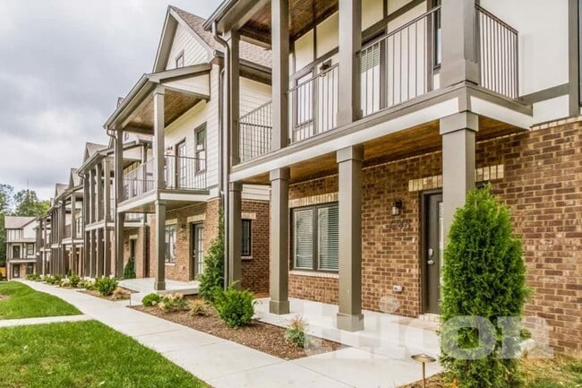 Building Photo - 1242 Hillwood Private Cove