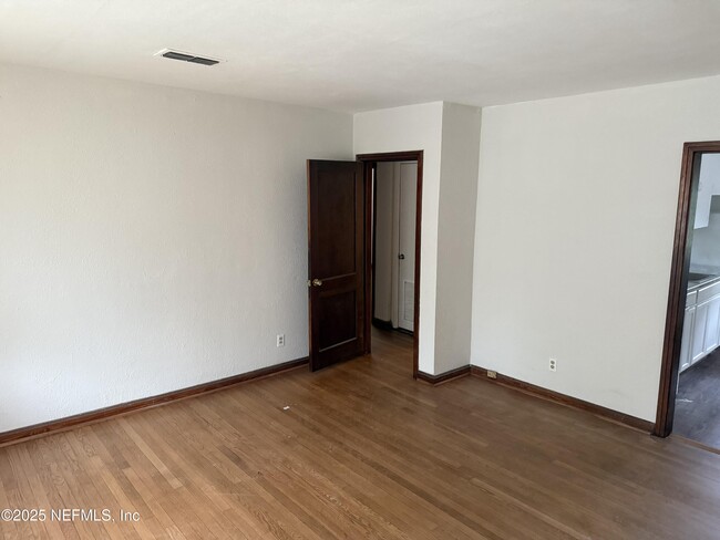 Photo - 947 Glencarin St