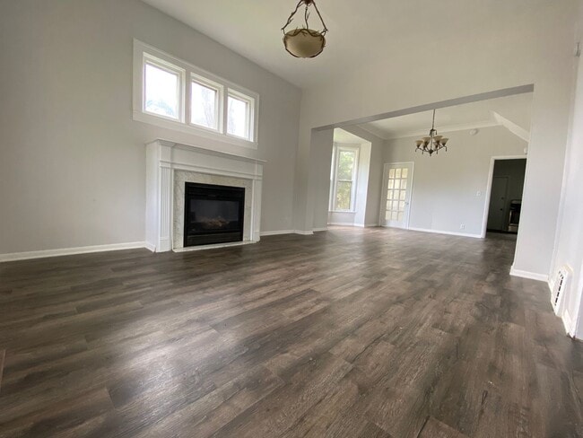 Building Photo - Beautiful 3 bedroom house with Den!