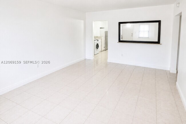 Photo - 985 SW 10th St Unit 2