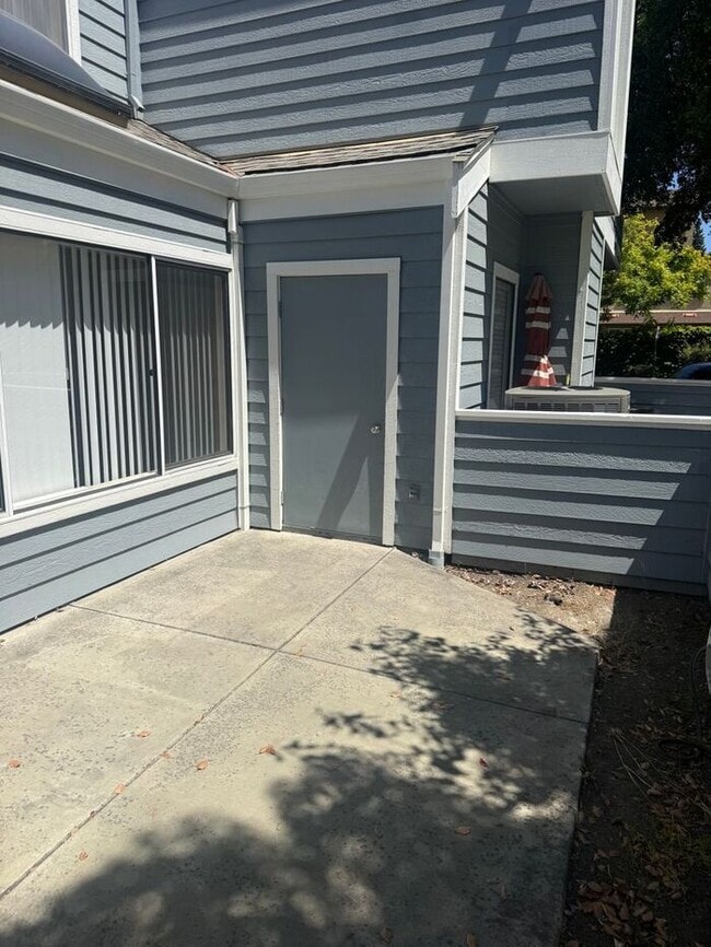 Wonderful 2 Bedroom, 2.5 Bath Condo!