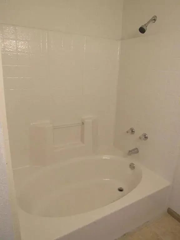Tub - 924 W 1st St