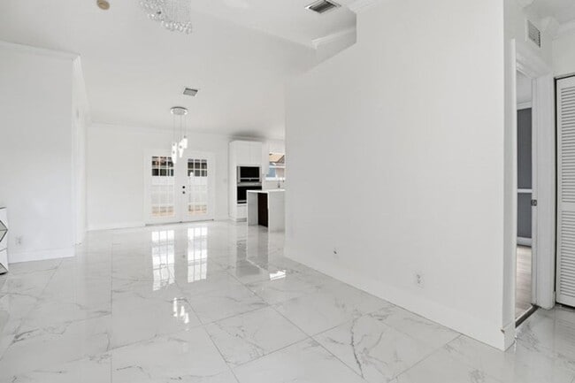 105 Vanessa St
