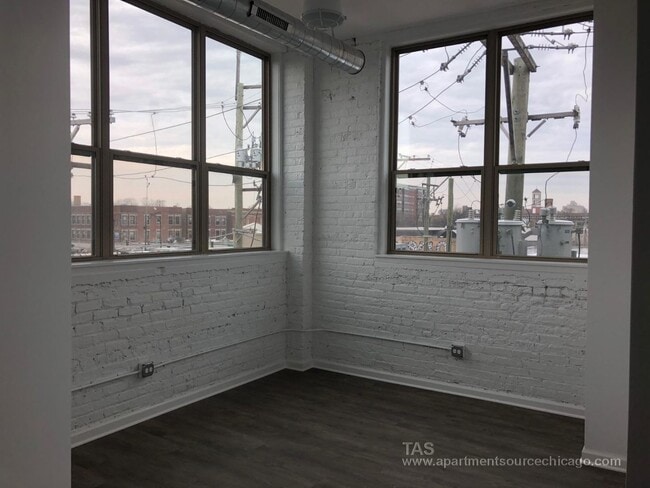 Photo - Loft-style condo-quality 3 Bed/2 ba IN UNIT LAUNDRY Unit 305