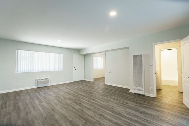 Photo - 18404 Vincennes Street