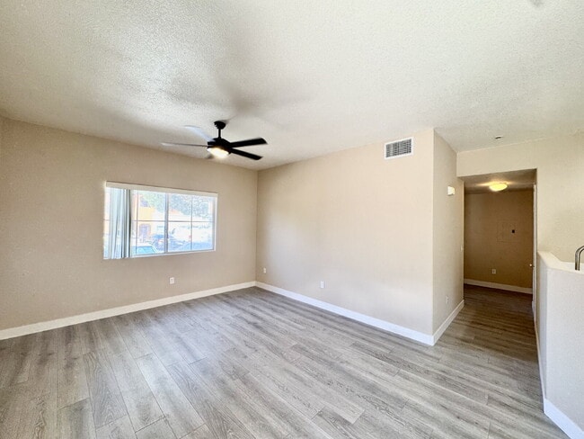 Photo - DOWNSTAIRS CONDO | GATED COMMUNITY | CENTENNIAL HILLS | UPDATED 3 BEDROOM Unidad #1181