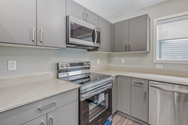 Photo - 15675-15618 18 Ave SW