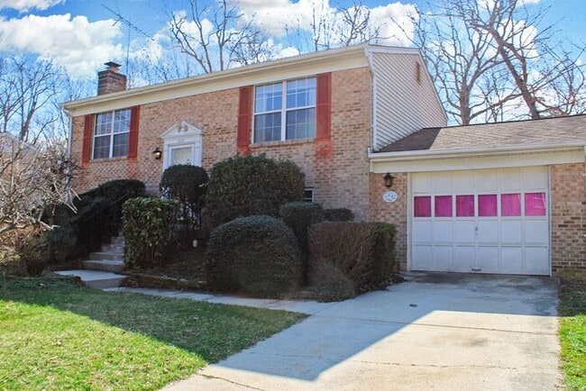 Building Photo - Brick Split Foyer With Large Backyard, 2 K... Rental