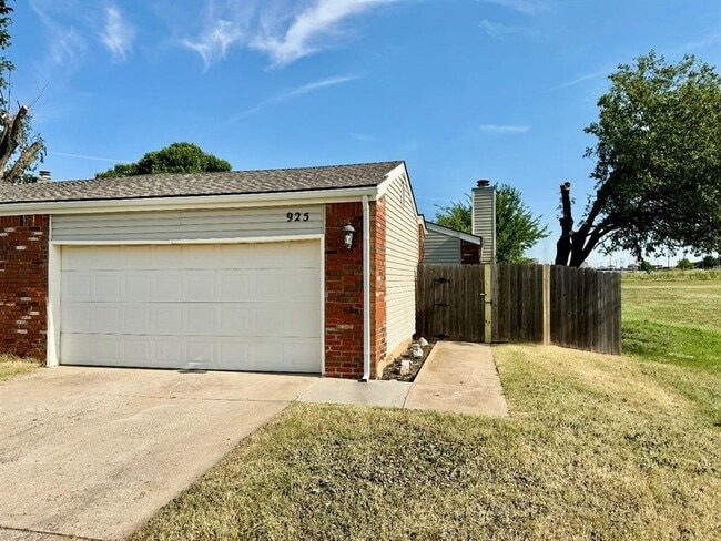 Building Photo - 925 Swan Lake Ct Rental