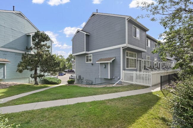 Building Photo - Bright End-Unit Townhome with 3 Beds, 2.5 ... Unit 208