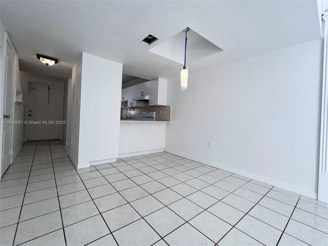 Photo - 519 W 68th St