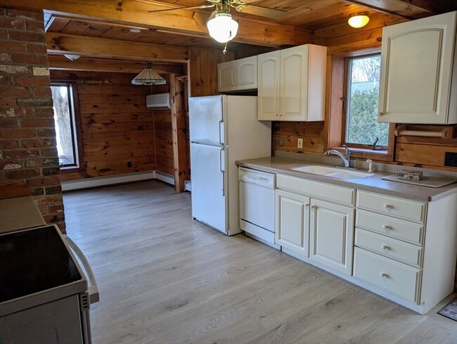 Photo - 27 Carrier Ln