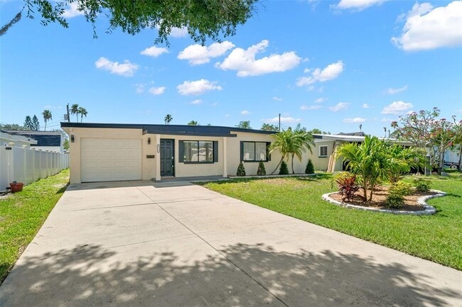 Photo - 4135 Des Moines St NE