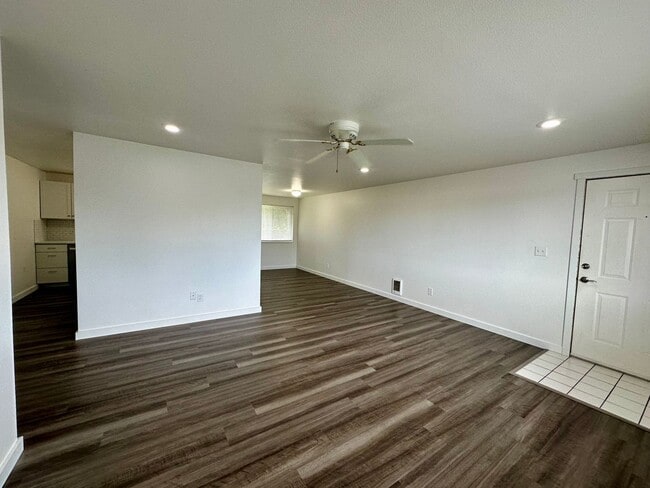 Photo - 2025 Yew St
