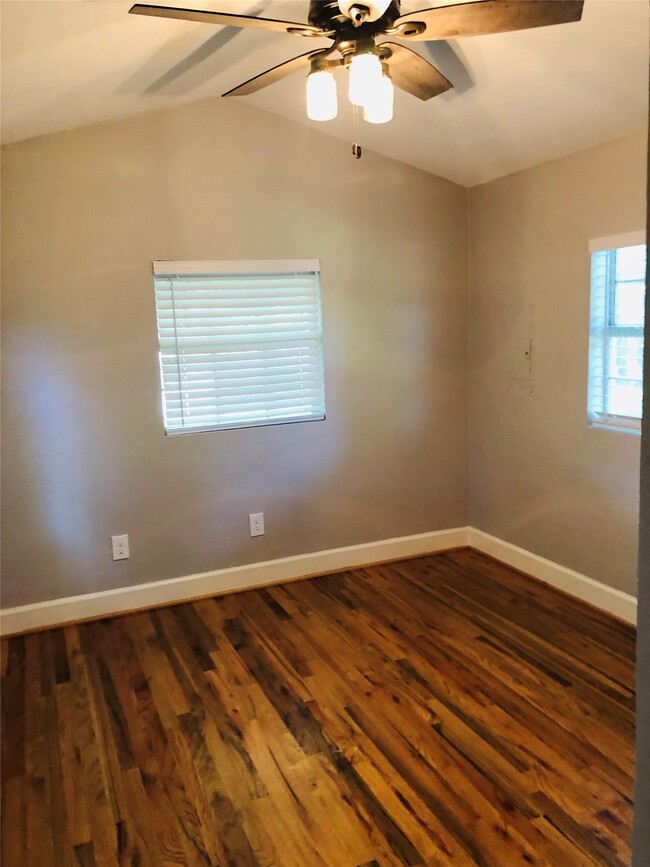 Photo - 734 McDaniel St