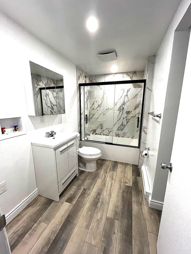 Building Photo - 7489 Av De Châteaubriand Unit 2