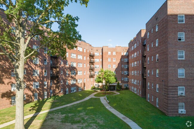 Photo - 775 N Broad St