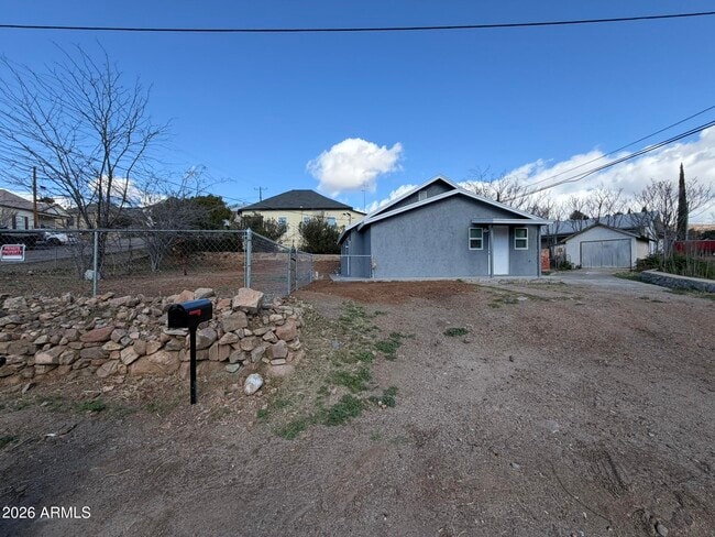 Photo - 615 E Oak St