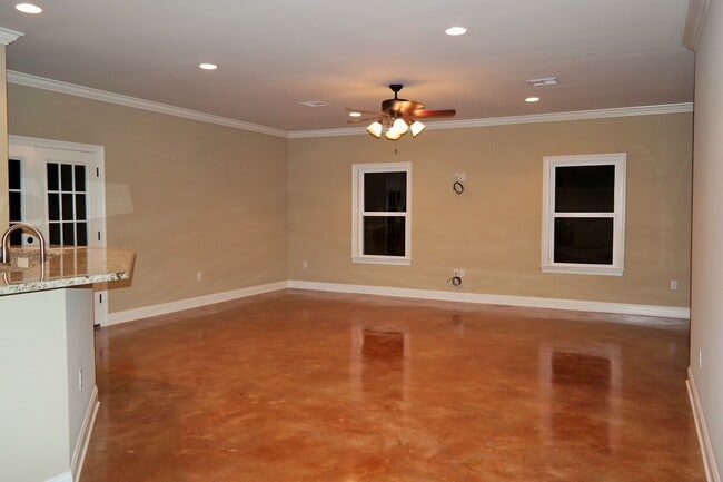 Photo - 206 Omega St