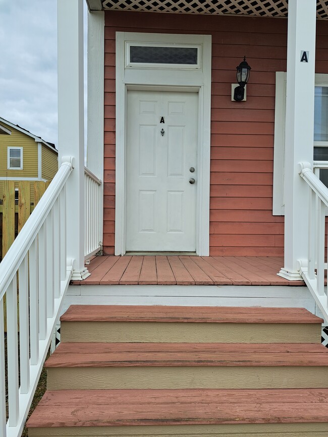 Building Photo - 2525 Esplanade St