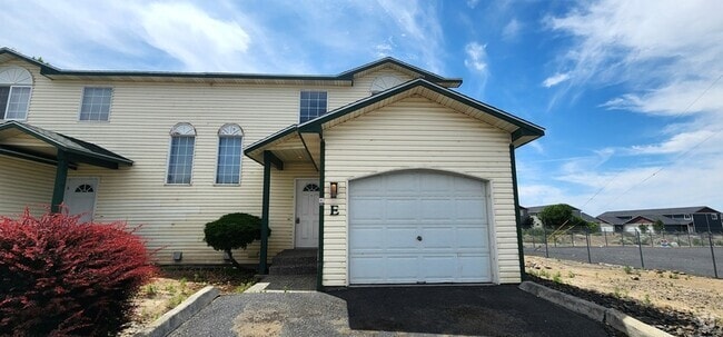 Building Photo - 1330 S Skyline Dr Rental