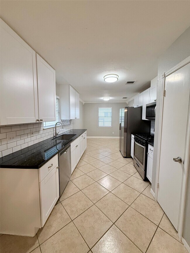 Photo - 29619 Atherstone St