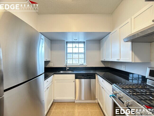 Building Photo - 182 Lake Shore Rd Unit 4 Rental