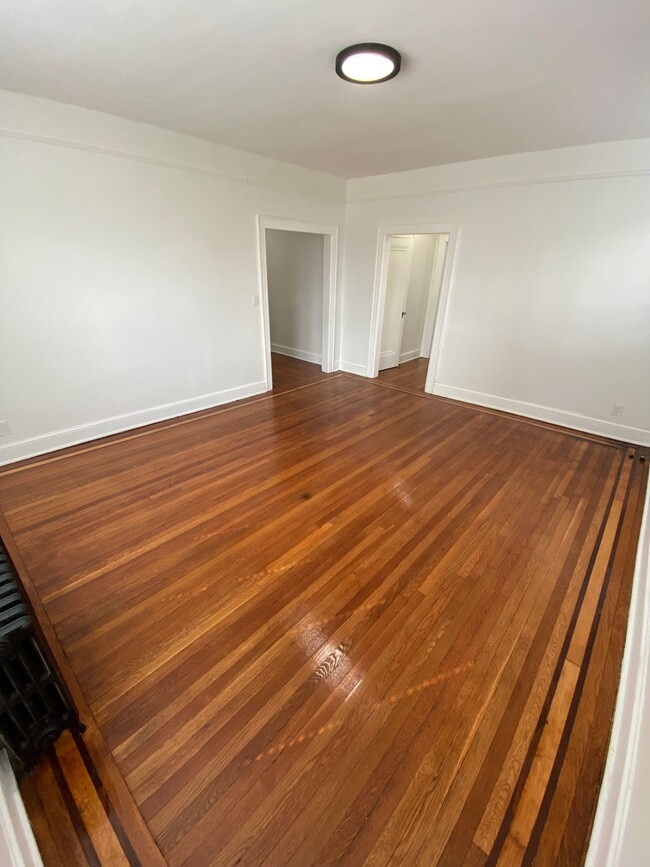 Living Room - Berkeley Arms Apartment Homes