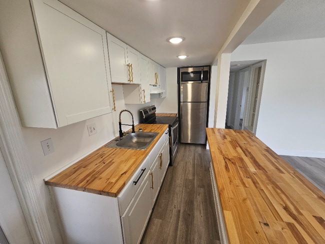Building Photo - 248 SE 9th Ave Rental