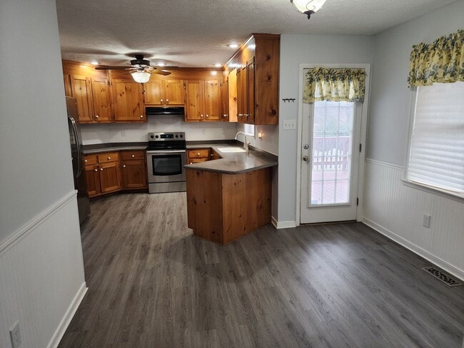 Photo - Spacious 3 Bedroom 2.5 Bath Home with Fenced Rear Yard!
