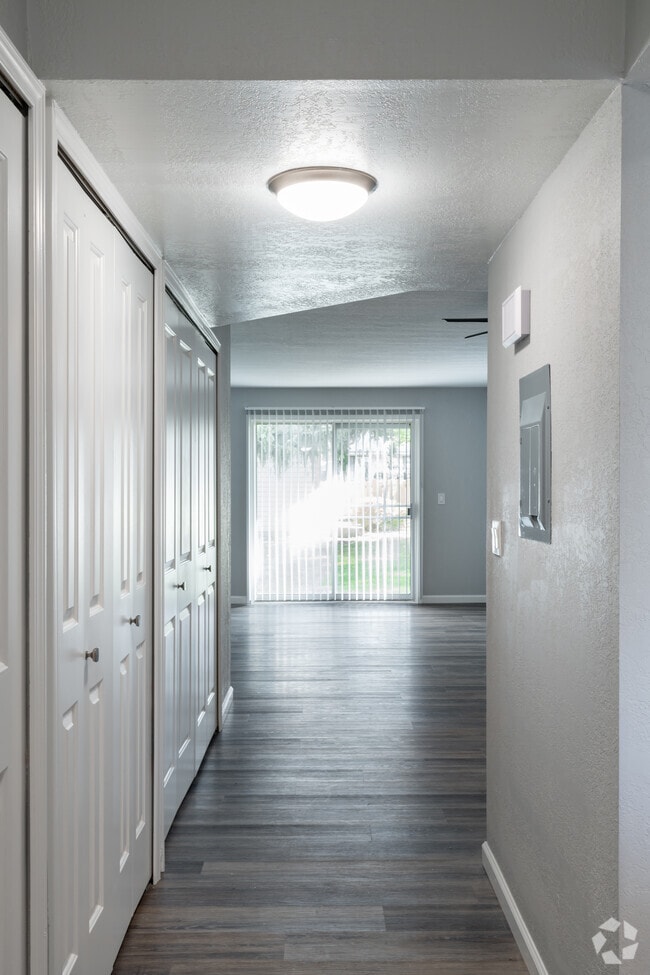 2BR, 2BA - 1,017SF