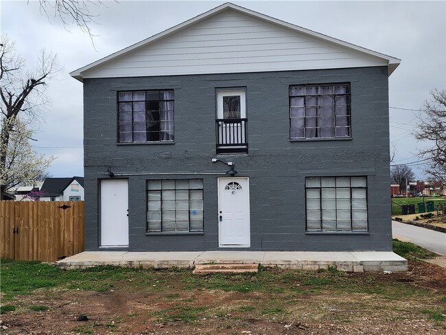 Building Photo - 415 W Poplar St Unit A