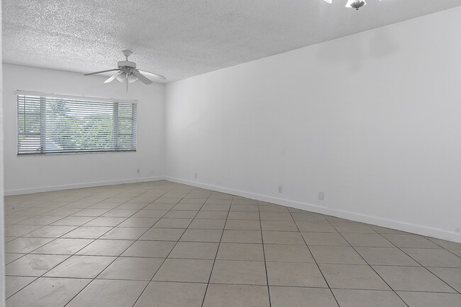 Photo - 5700 NE 22nd Way Unidad 323