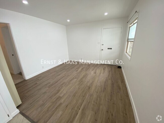 Building Photo - Cozy 1 Bedroom Apartment in Lakewood Village!