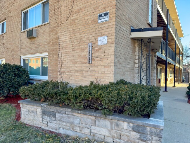 Building Photo - 6947 S Jeffery Blvd Unit 3J