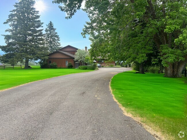 Building Photo - Kalispell Home with stunning mountain views
