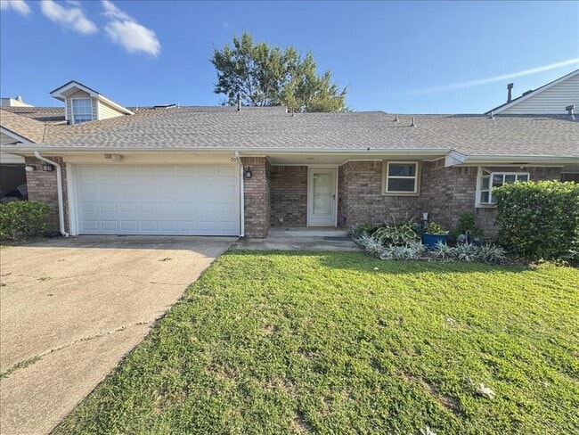 Building Photo - 905 Rambling Oaks Dr