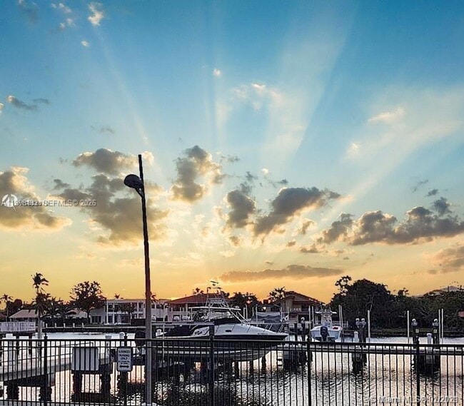 Building Photo - 1945 S Ocean Dr Unit M2