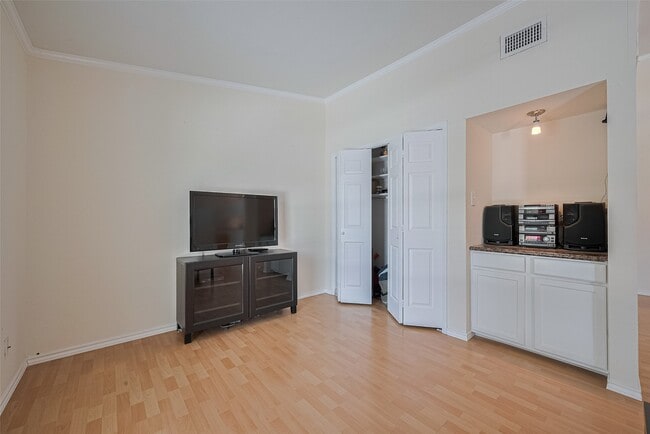 Building Photo - 2425 Augusta Dr Unit 16