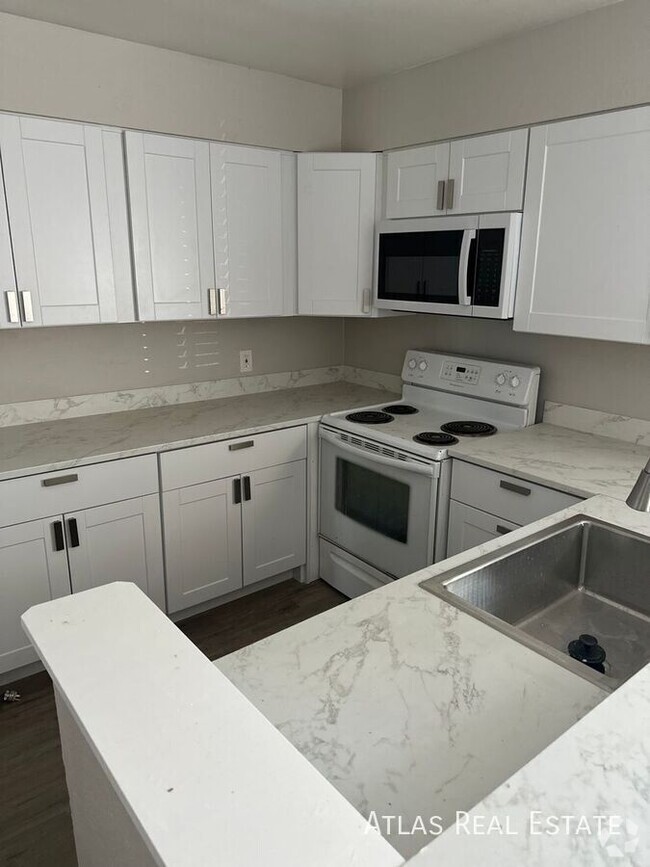 Building Photo - Available Now! Completely Renovated 3 Bedr... Unit B Rental