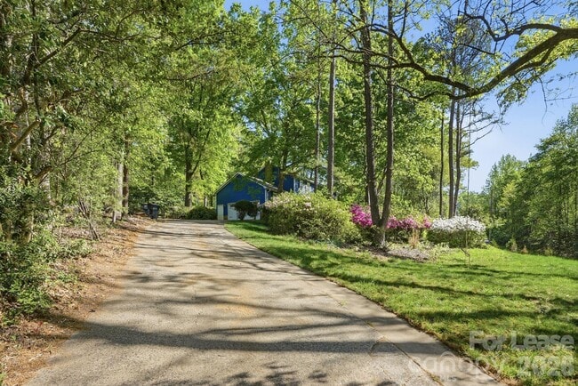 Photo - 301 Sardis Rd N