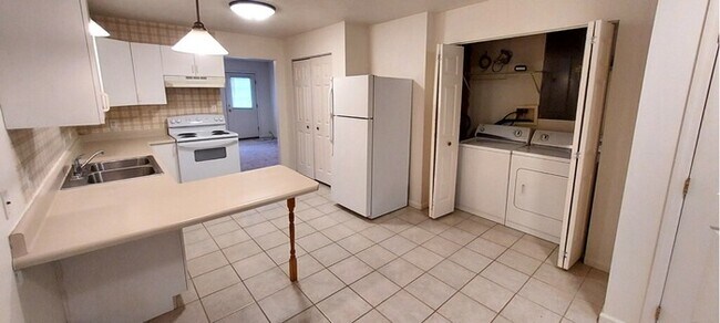 Building Photo - 2 Bedroom Duplex