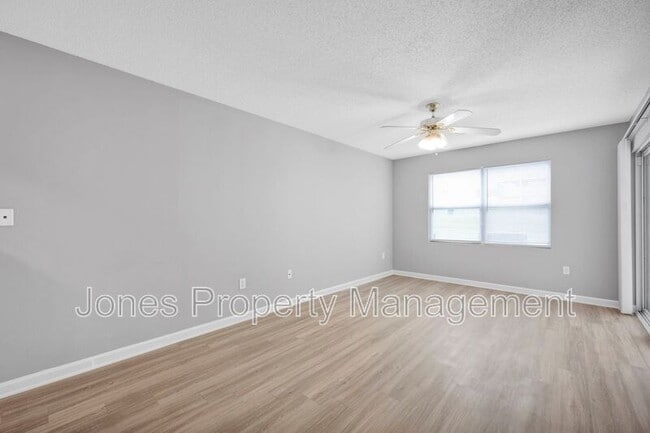 Photo - 303 Country Club Dr NE