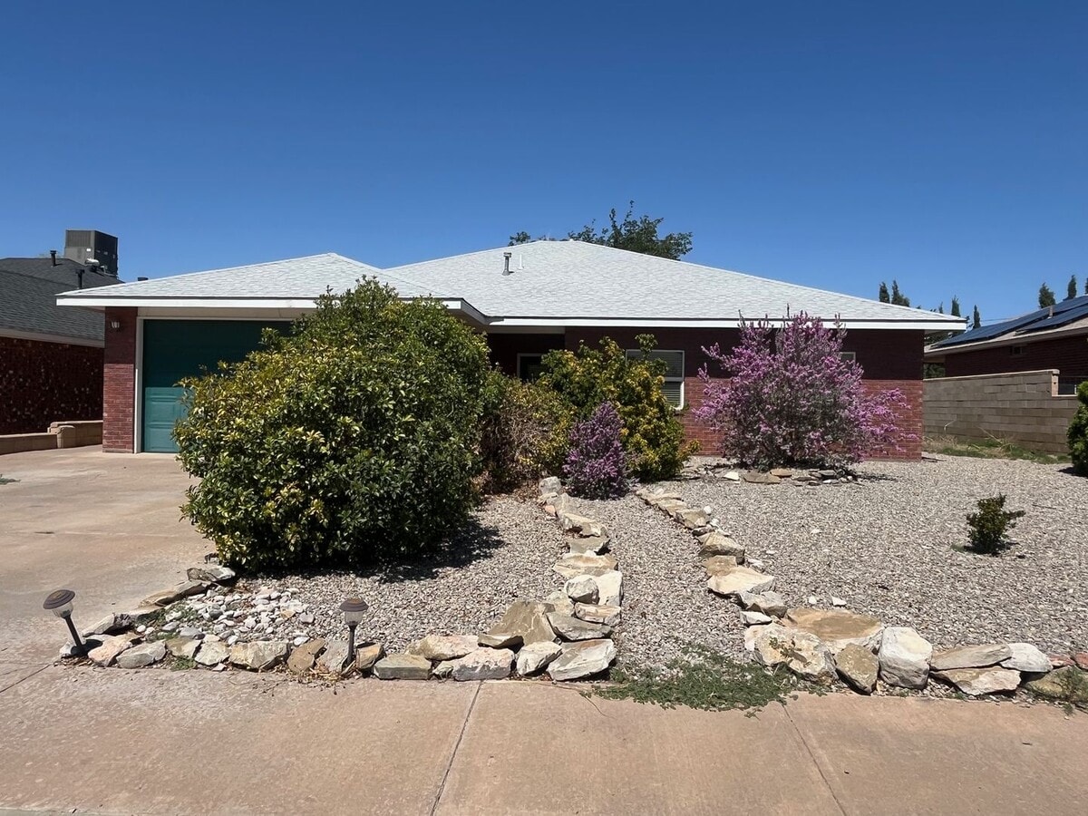 Spacious 4 Bedroom Home with Fireplace - Spacious 4 Bedroom Home with Fireplace