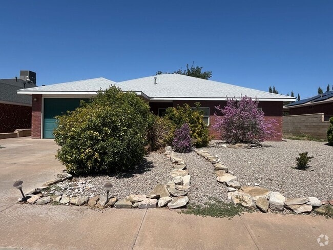 Building Photo - Spacious 4 Bedroom Home with Fireplace